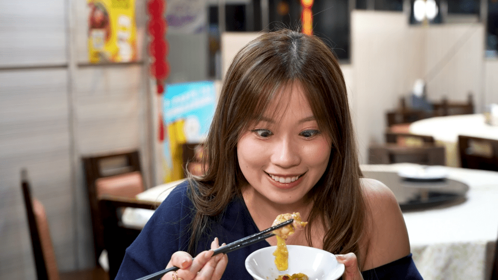 波波享受美食，表現得非常開心。