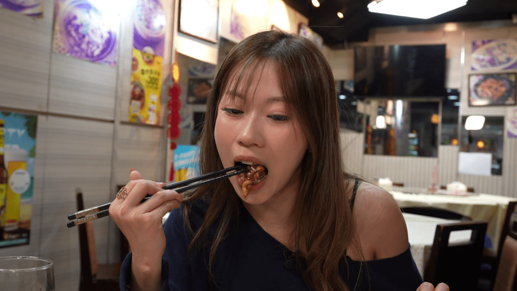 波波品嚐每一道菜都顯得津津有味。