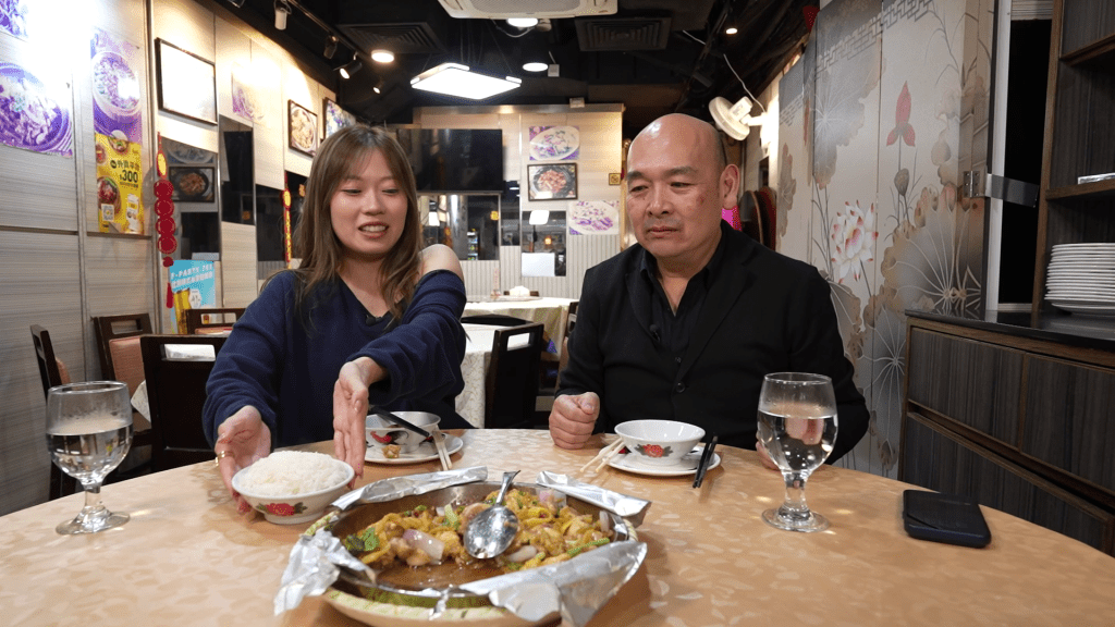 紅蔥頭蒸污糟雞的雞汁配白飯，被視為絕配。