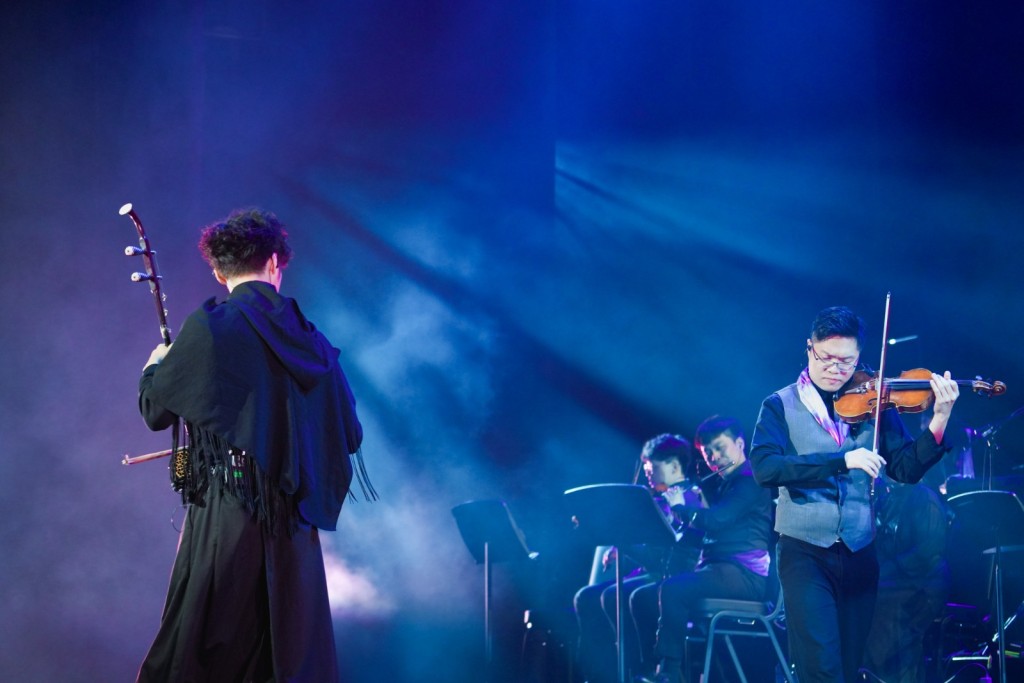 朱芸編與樂手及室樂團成員，以十首經典電影配樂揭開序幕。