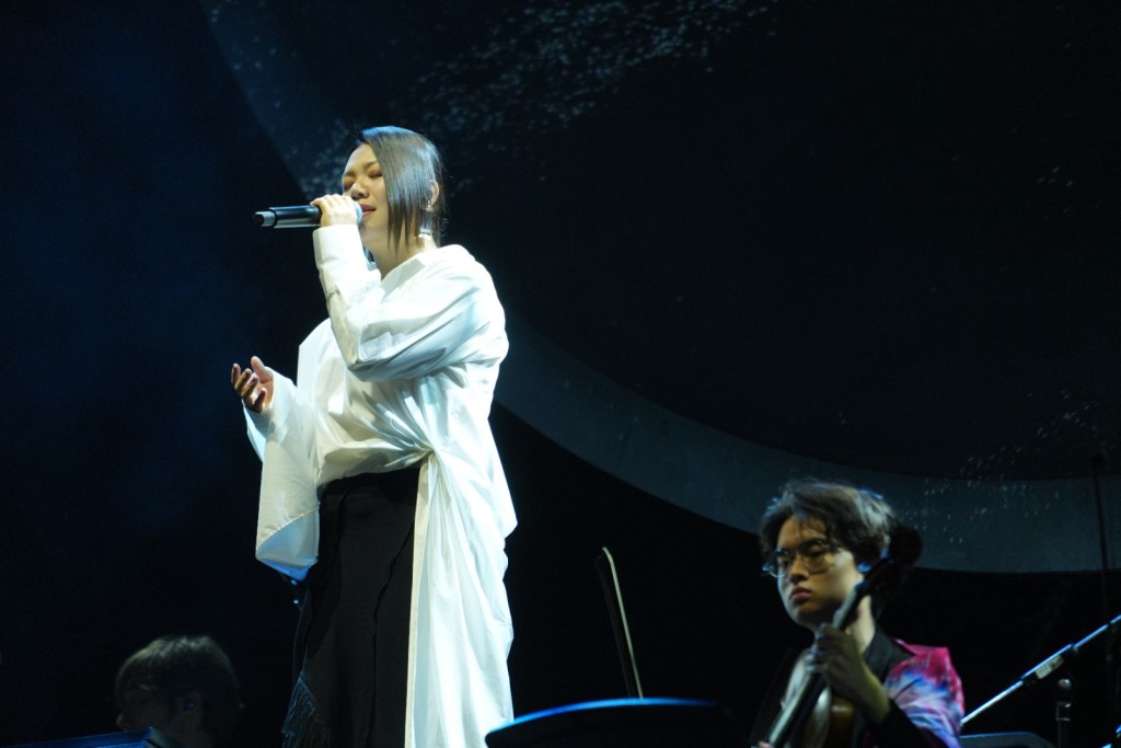 歌手鄧小巧於音樂會中獻唱。