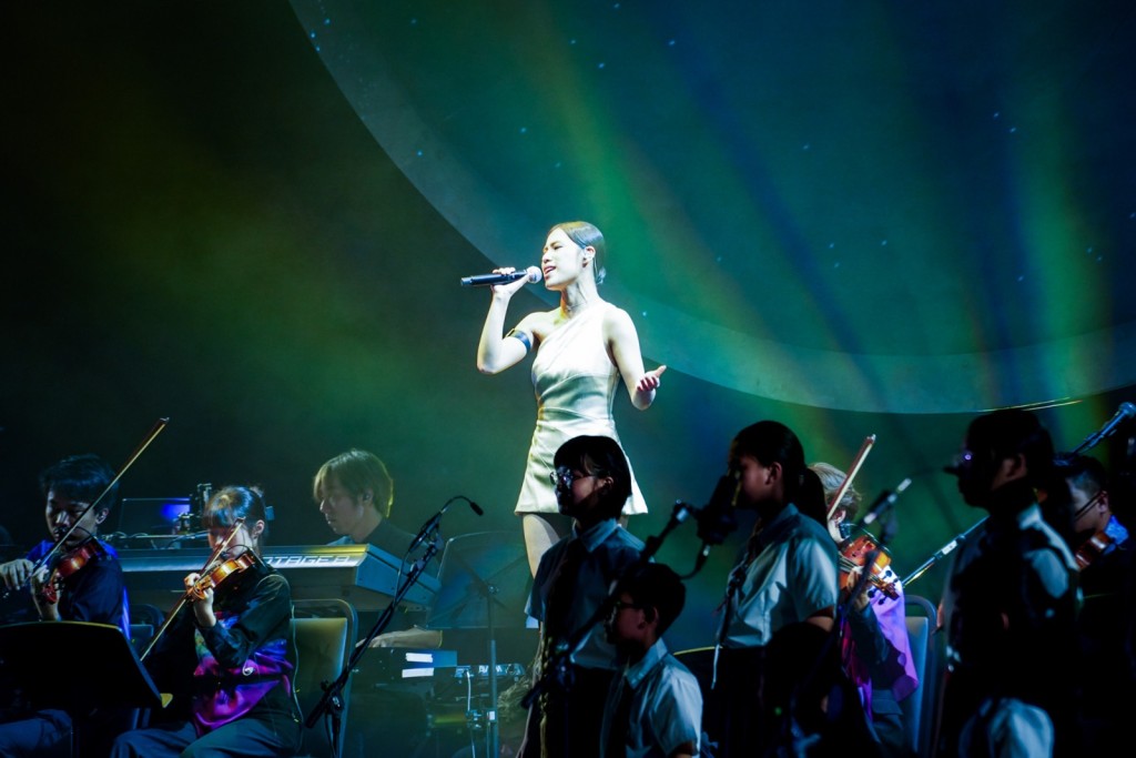 Winka與朱芸編在音樂會中合作演出。