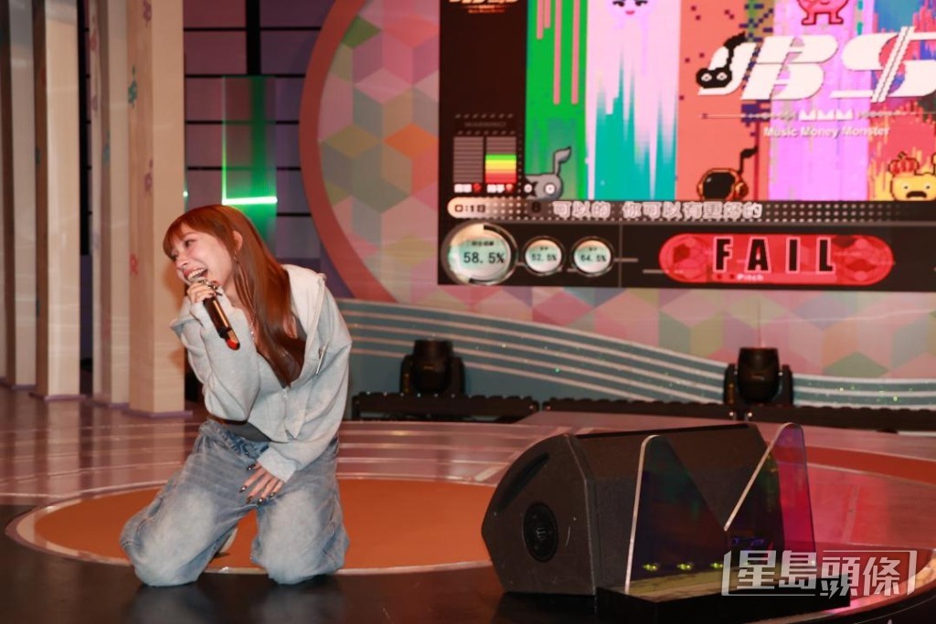 穎喬投入演唱，甚至唱到坐在地上。