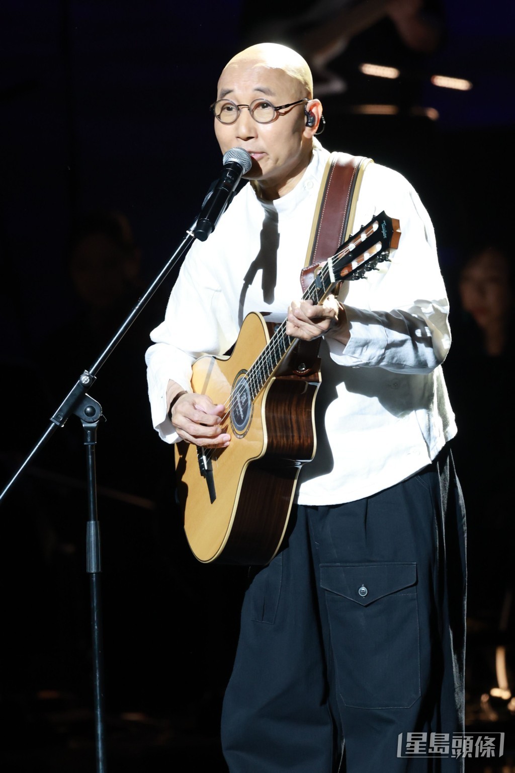 盧冠廷獲頒金針獎，並在台上獻唱三首經典歌曲。