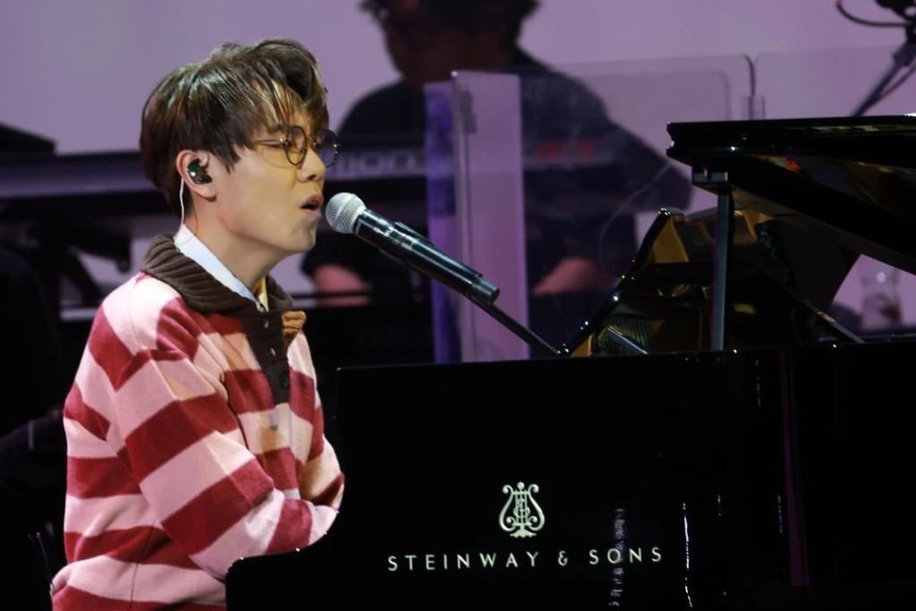 林家謙在台上自彈自唱。