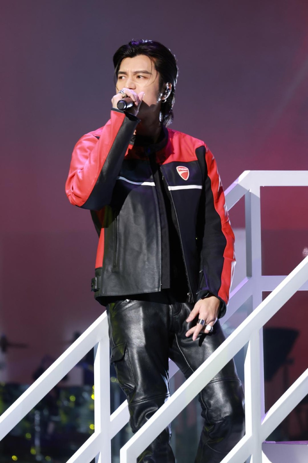 周殷廷在台上落力演出。