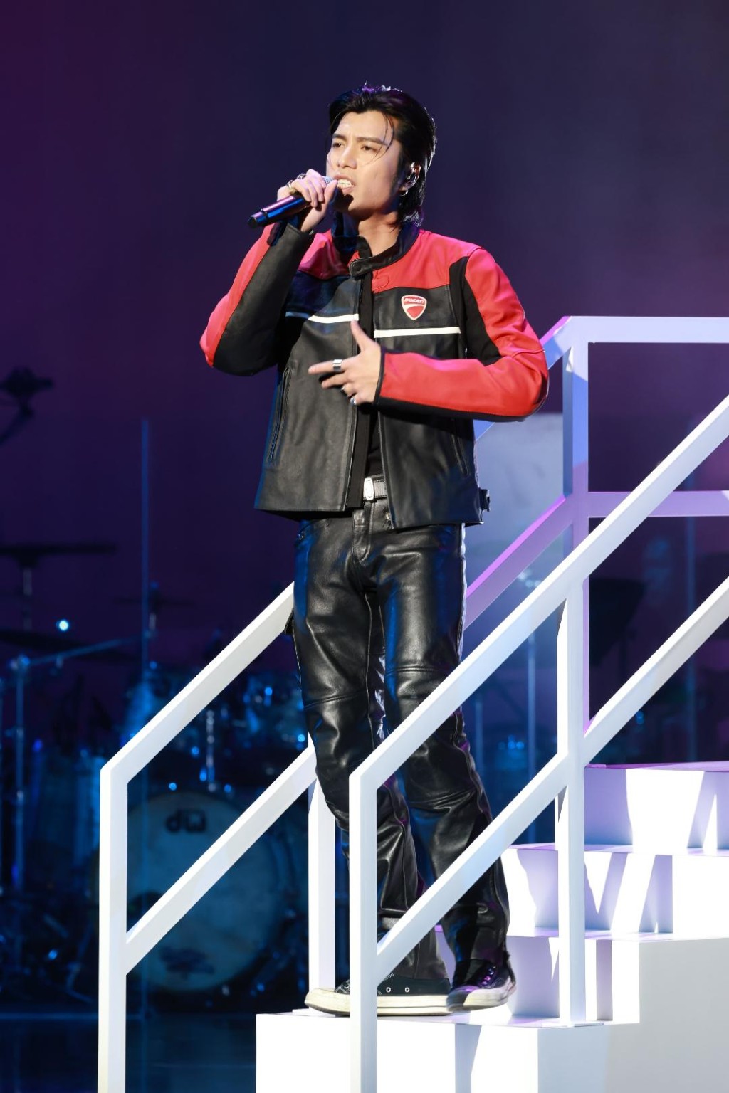 但他在後台與傳媒保持距離。