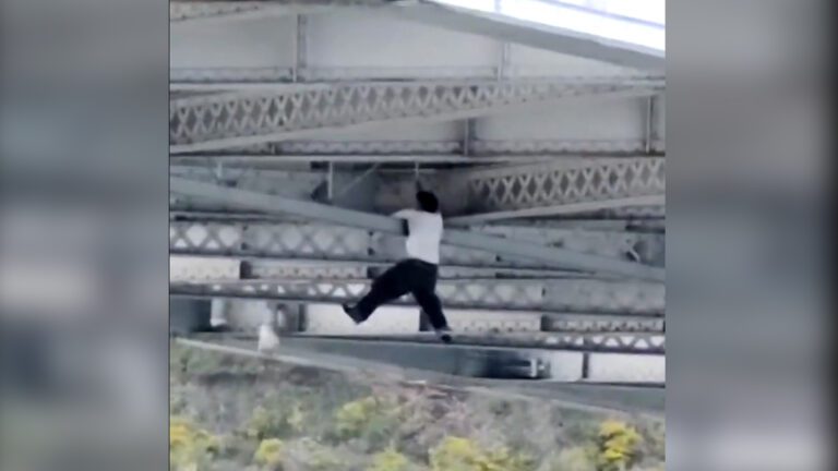 三藩市警匪追逐上演電影場面：嫌犯棄車、翻護欄、攀橋底鋼樑