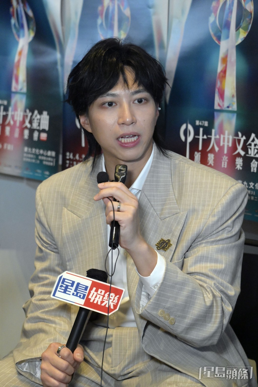 坤哥向監製查詢，得悉歌曲製作費上漲近三成。