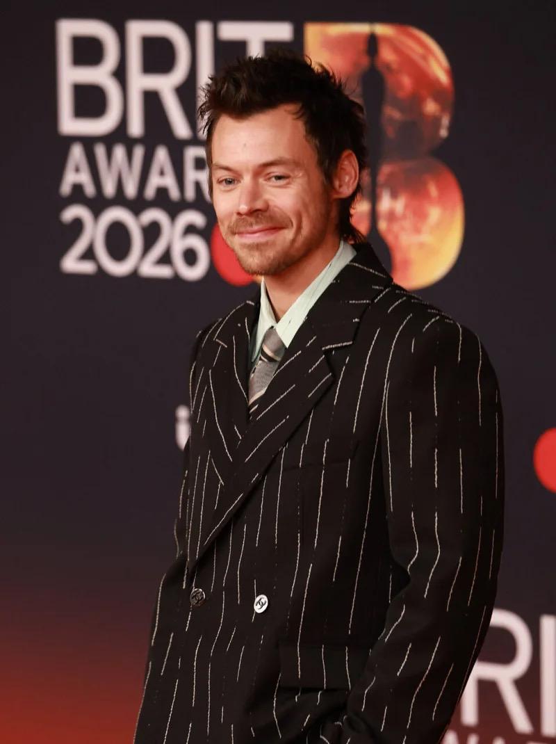 近日有傳 Harry 已向女友 Zoe Kravitz 求婚。