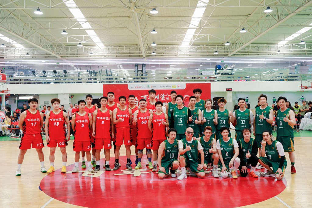 香港「星BA」與對手「百年糊塗精英隊」於賽前合影。