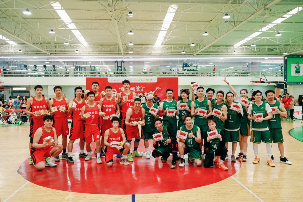 雙方球隊交換兩地特產，香港的菠蘿包與佛山的盲公餅。