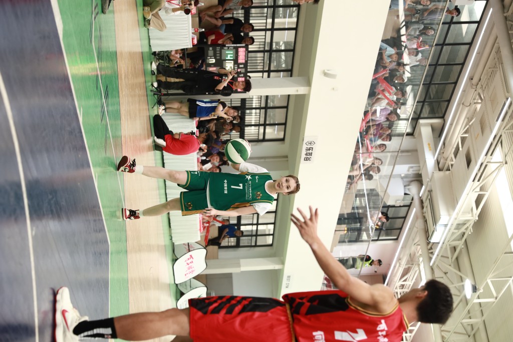 莊思敏投球時，對手球員未有上前搶球。