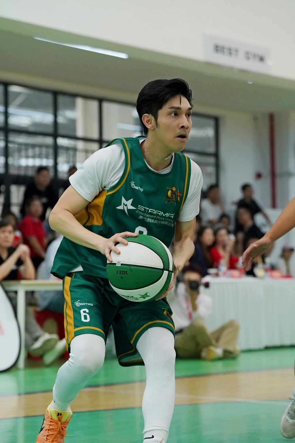 隊員關楚耀在賽場上投球。