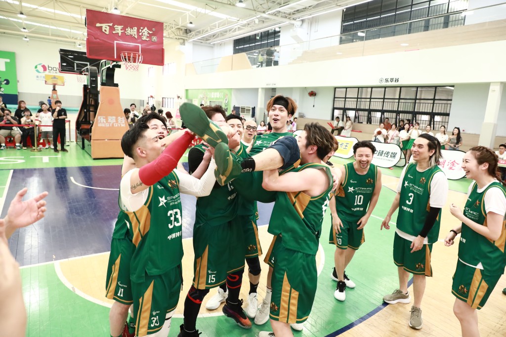 「星BA」隊員興奮地抬起MVP陳柏曦慶祝勝利。