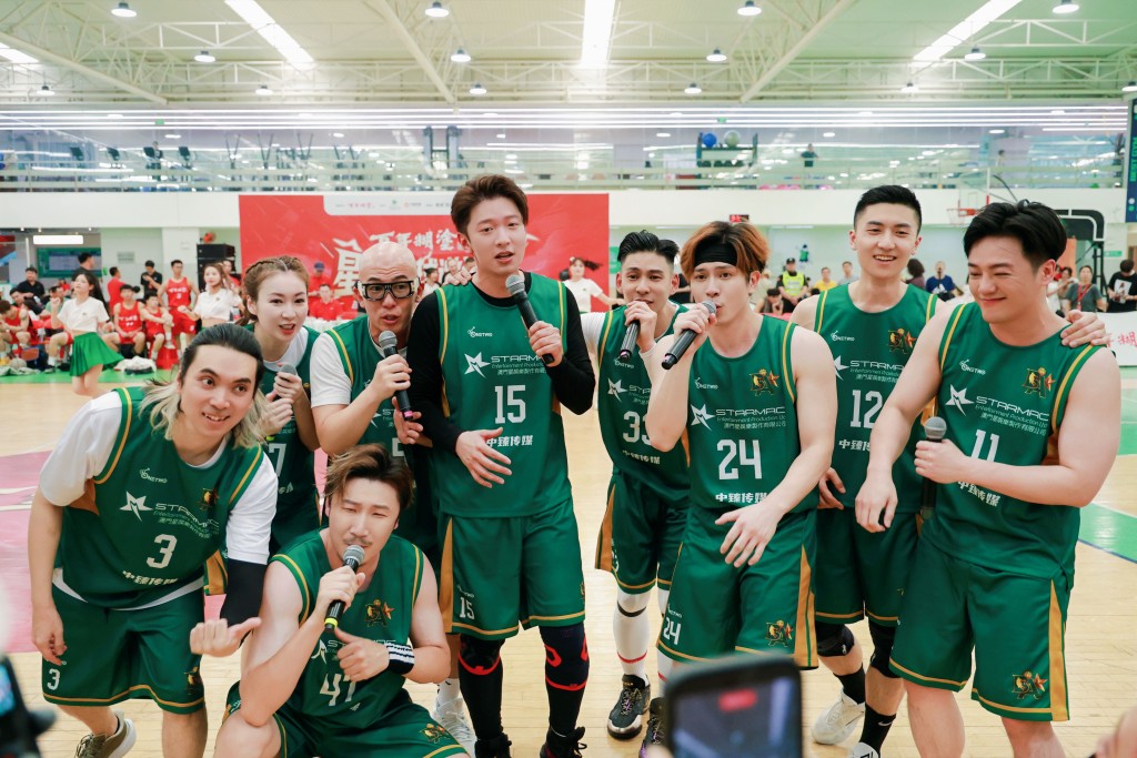 中場休息時，「星BA」團隊首度公開演唱隊歌《Together we play》。