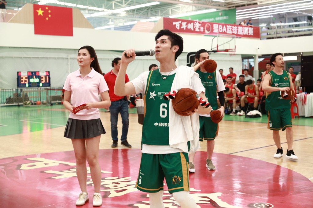 關楚耀、黎澤恩和譚傑明向現場球迷派發紀念品。