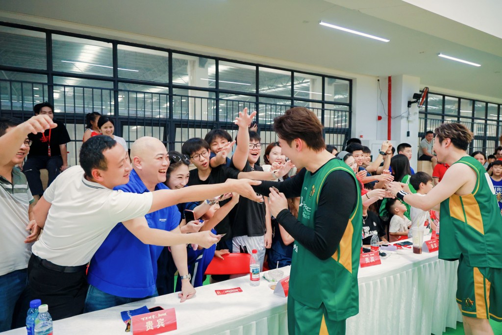 高鈞賢和陶大衛向粉絲派發球隊閃咭。