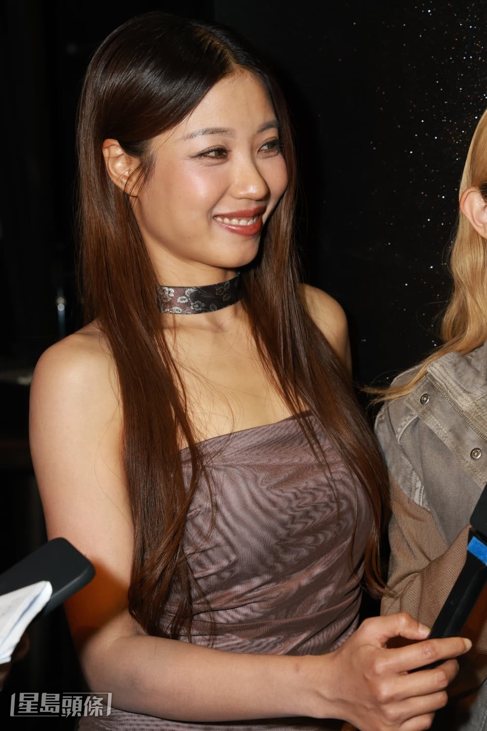 她們解釋，團隊已全員參與過正式的領獎環節，以示尊重。