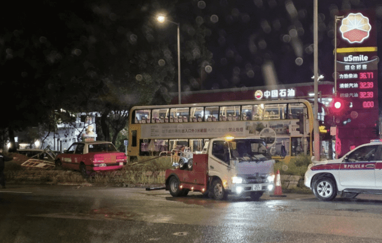 東涌的士疑因天雨路滑失控 剷上花槽石壆