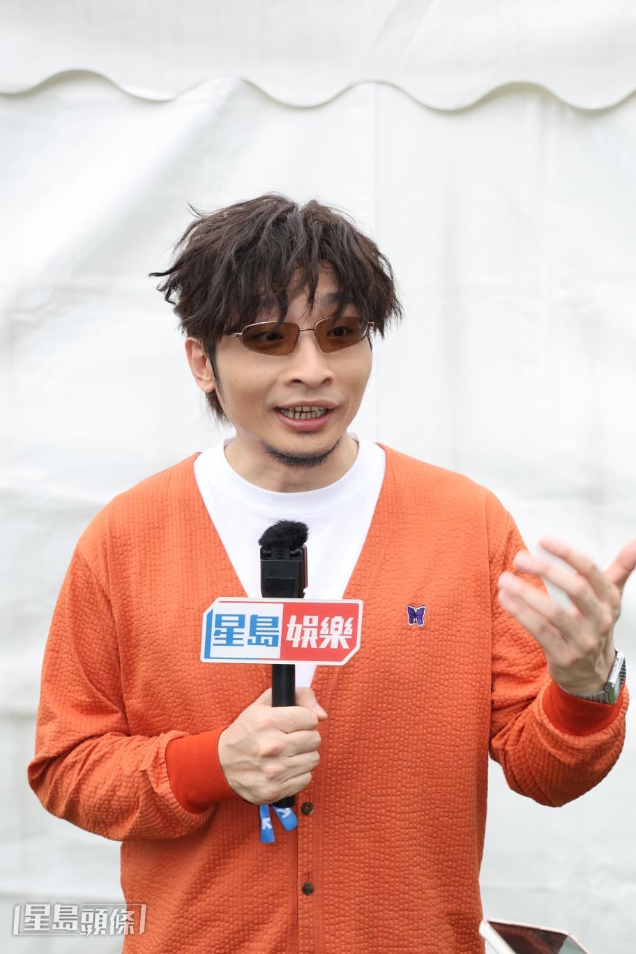 被問會否與隊友肥仔跳舞，阿Dee笑說：「我唔會啦！因為我本身跳舞勁過佢，可以自己跳。」