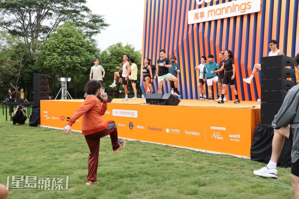 何啟華與現場的「跑友」一同進行熱身運動。