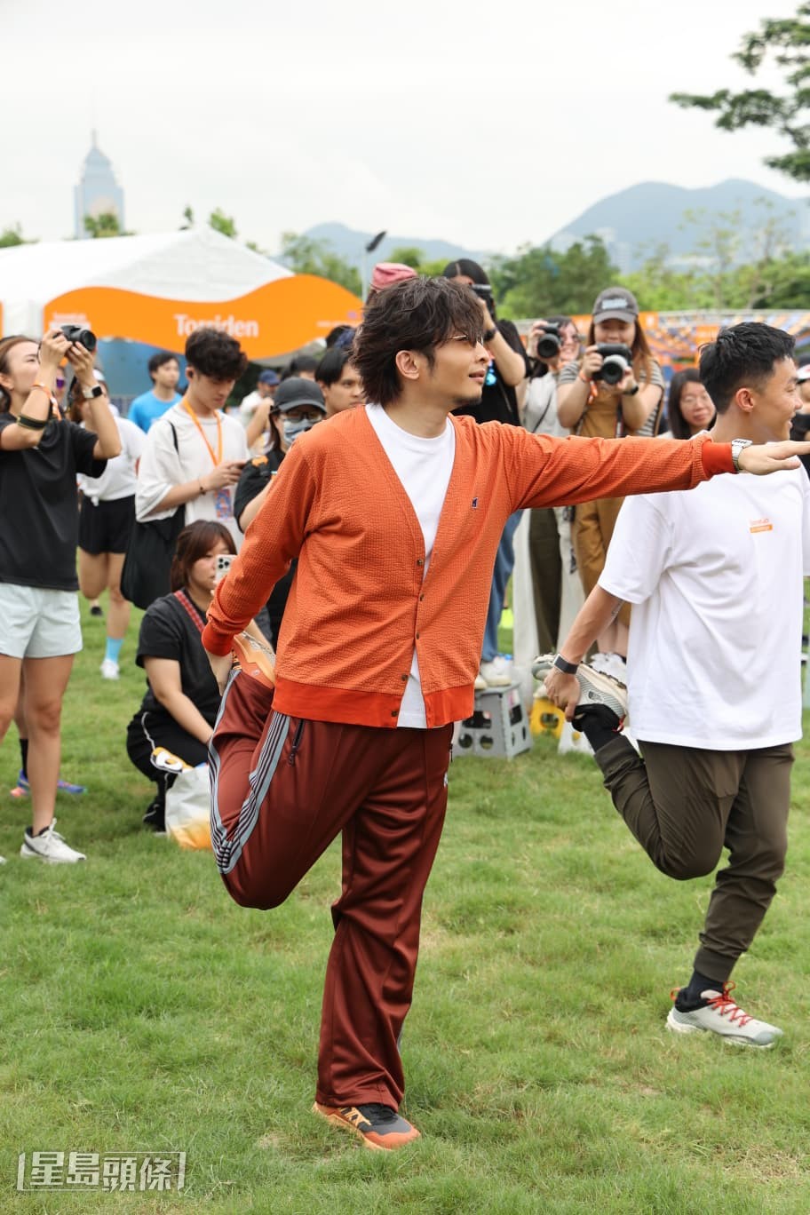 不過，他的動作相比其他參加者顯得較慢。