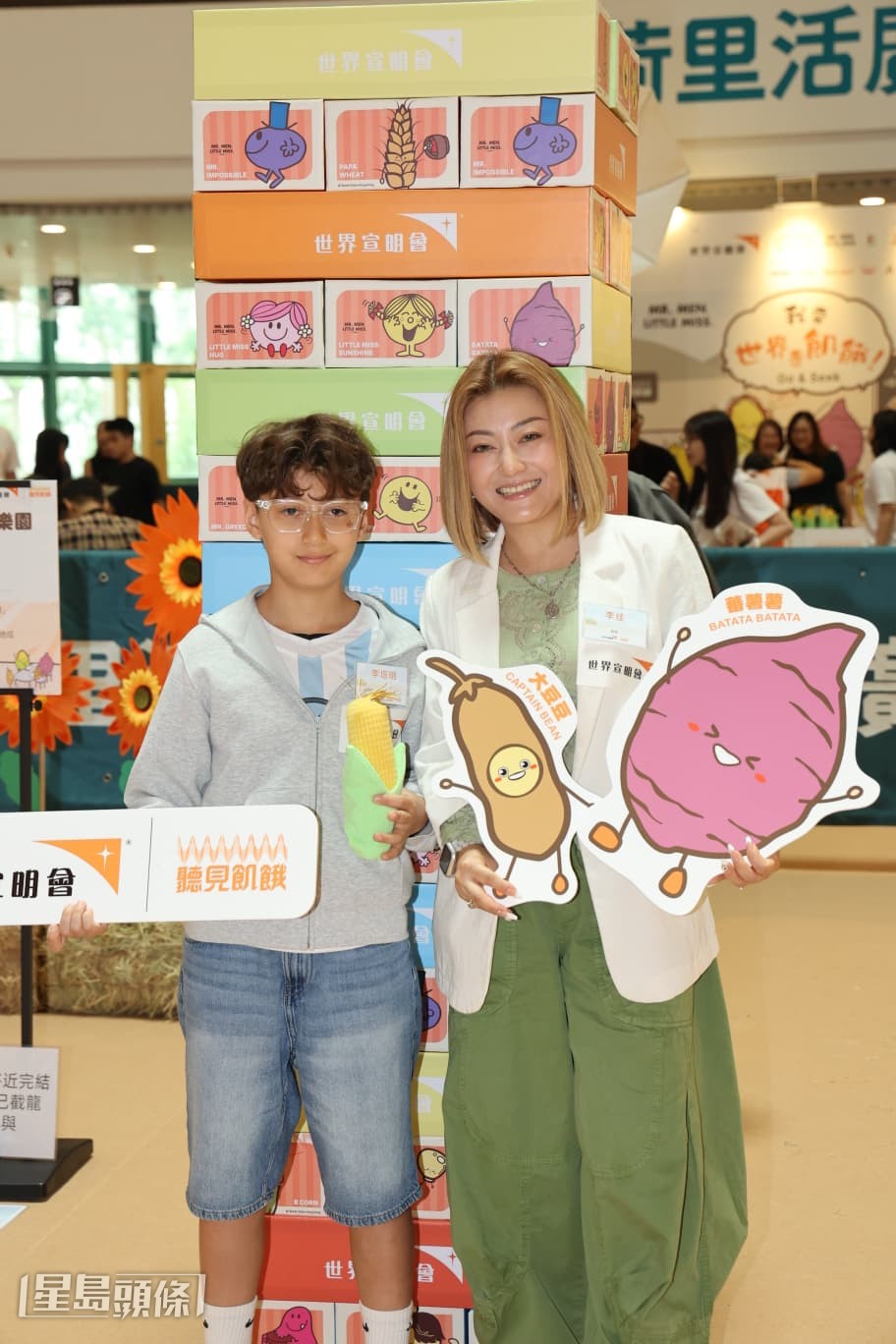 李潔瑩與幼子在活動上分享對飢餓與助養的看法。