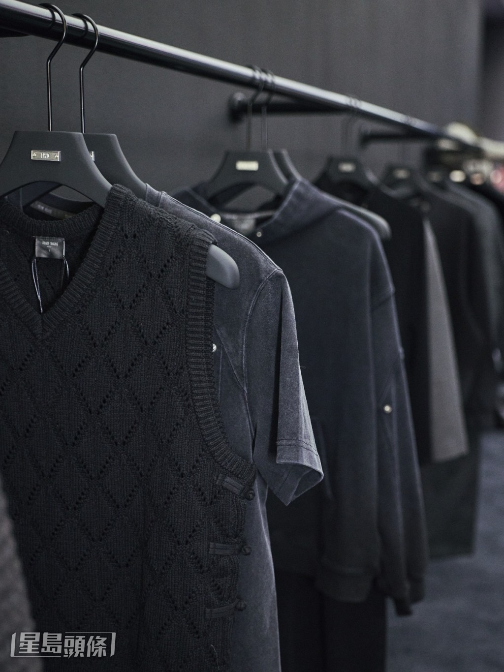 「RESET」以一組被刻意稀釋的中性色調為根基，包括煙灰色、砂石色、深苔色等，構成接近自然的色彩系統。