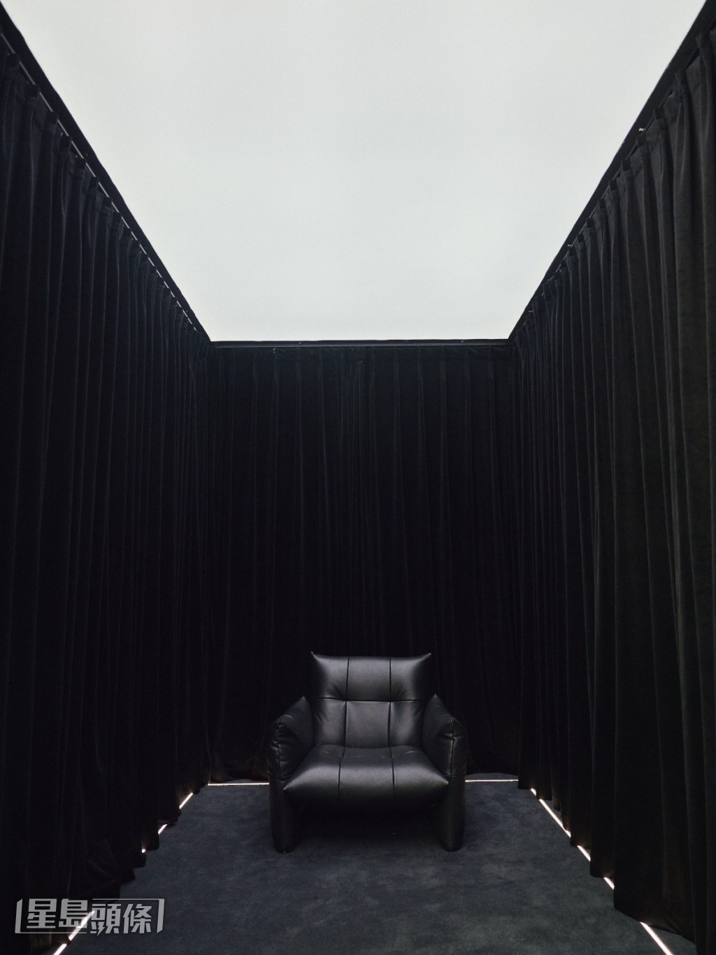 空間的整體基礎色調為黑色。