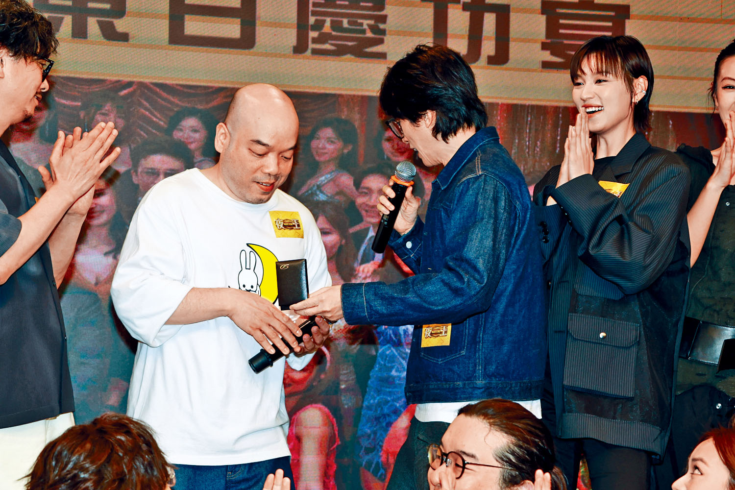 子華大方割愛，送上私人珍藏打火機為導演打氣。