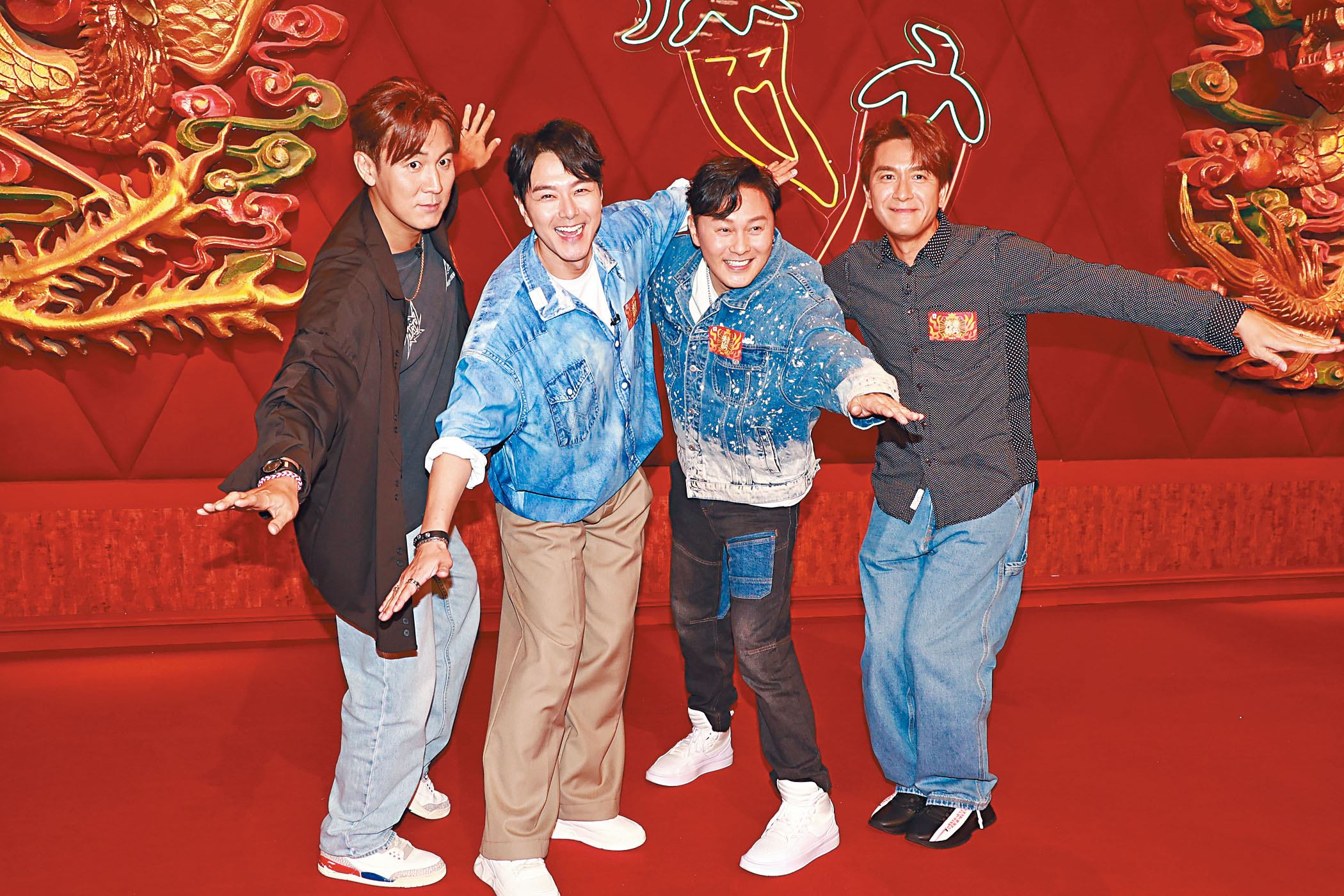 （左起）譚俊彥、蕭正楠、曹永廉、馬國明四位人夫的收入均全數上繳給太太。