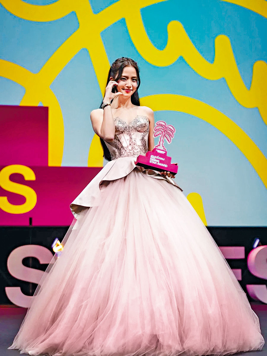 Jisoo特別感謝BLACKPINK隊友的支持。