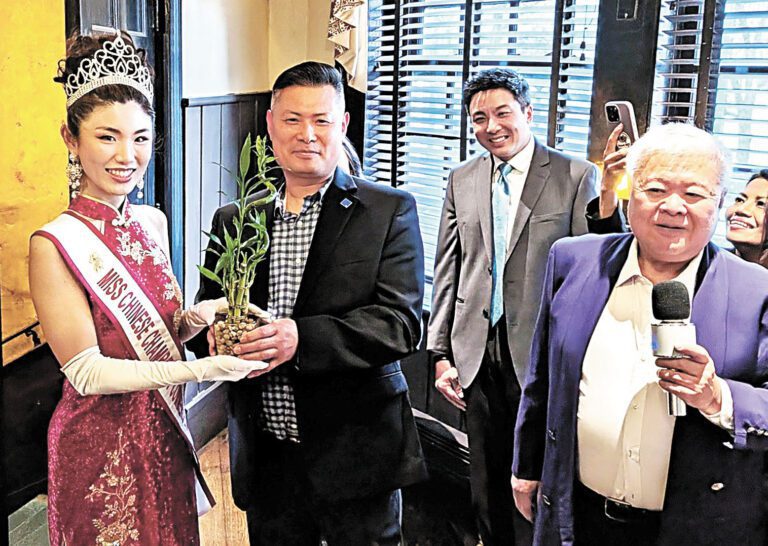 （左起）徐楚瀟向支持她參加全美大賽的贊助商贈送禮物。李强攝