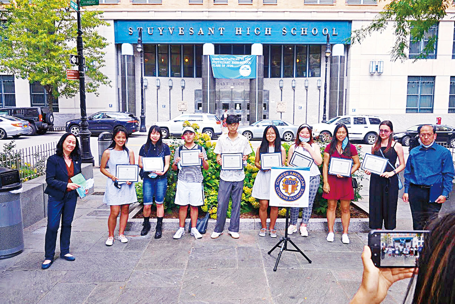 同源會頒作文比賽，得獎學生攝於史岱文森高中前。