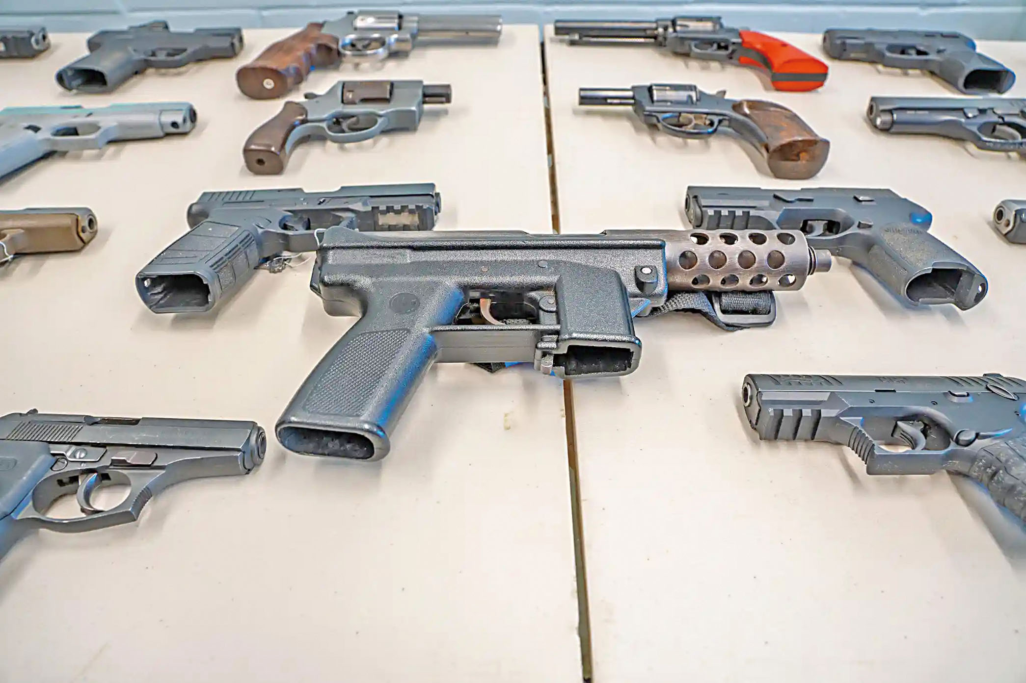 紐約市警13個月的臥底調查，破獲38支非法出售槍械，包括皇后學院一名保安員和同伙男子被捕。皇后區DA提供