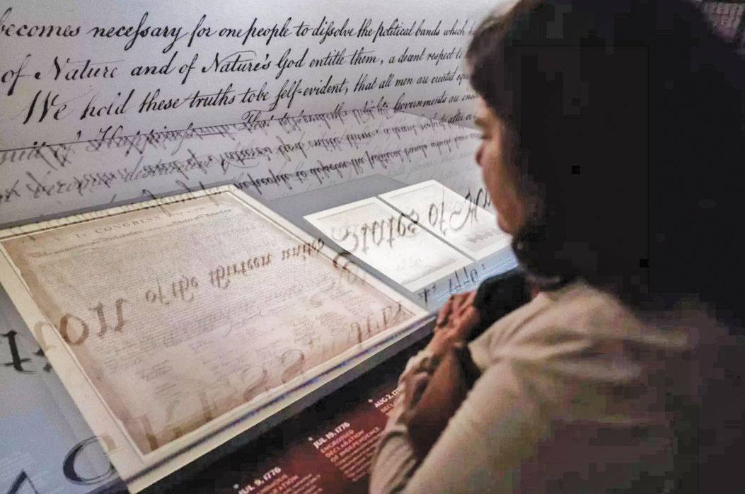 參觀者觀看《獨立宣言》史東雕刻本（1823年）。洛杉磯時報