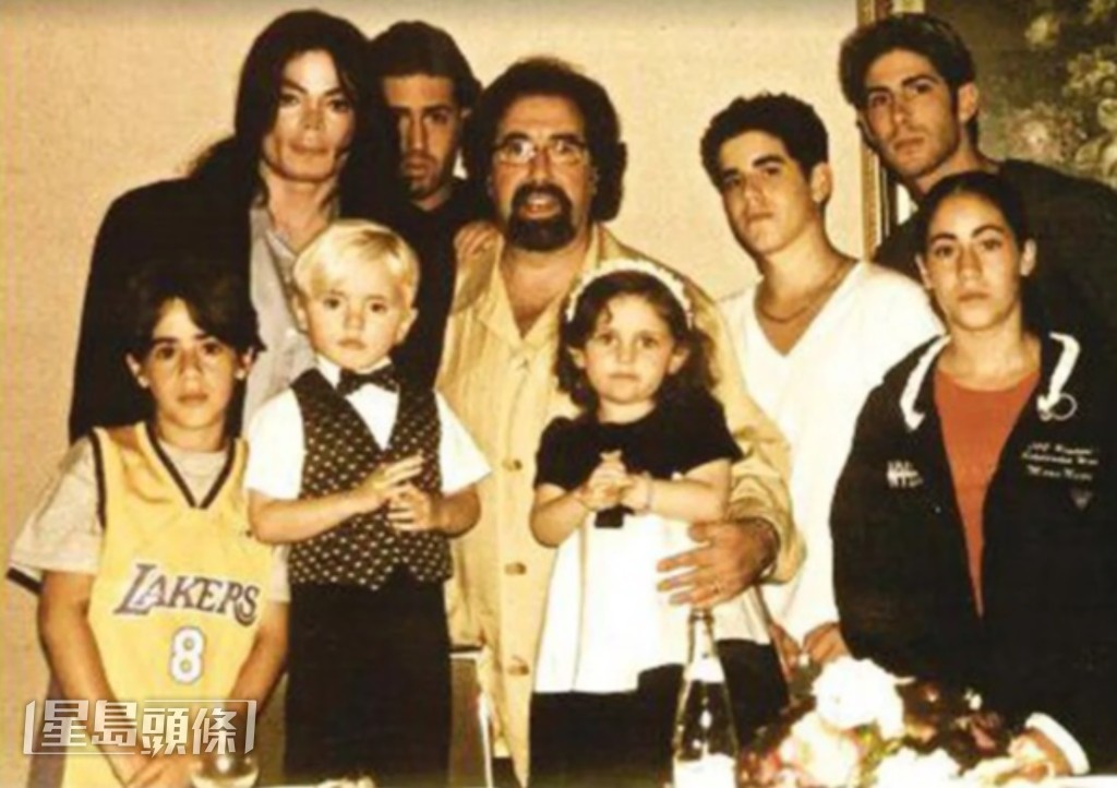 Cascio家族四兄妹指控，米高積遜從他們童年到青少年時期持續施以侵犯，行為甚至發生在他們自己家中。