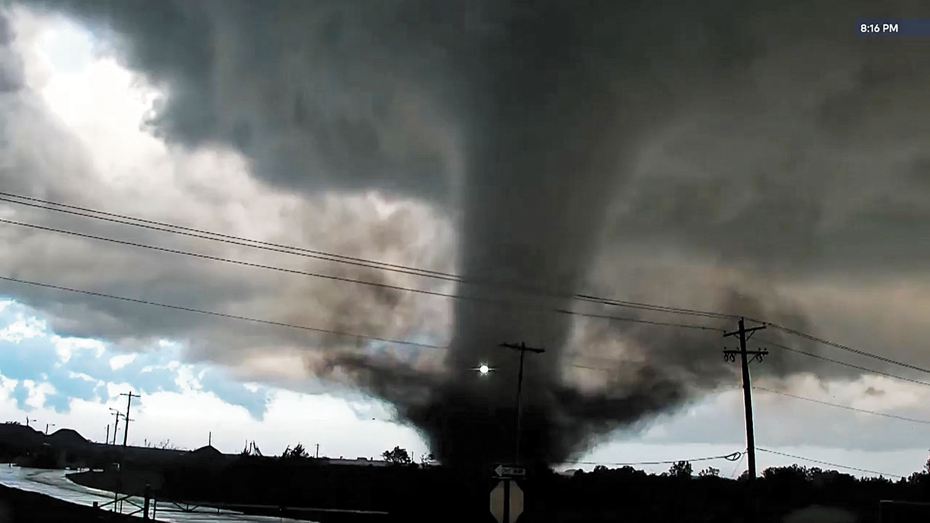 龍捲風23日吹襲俄克拉荷馬州伊尼德。KWTV/KOTV/美聯社