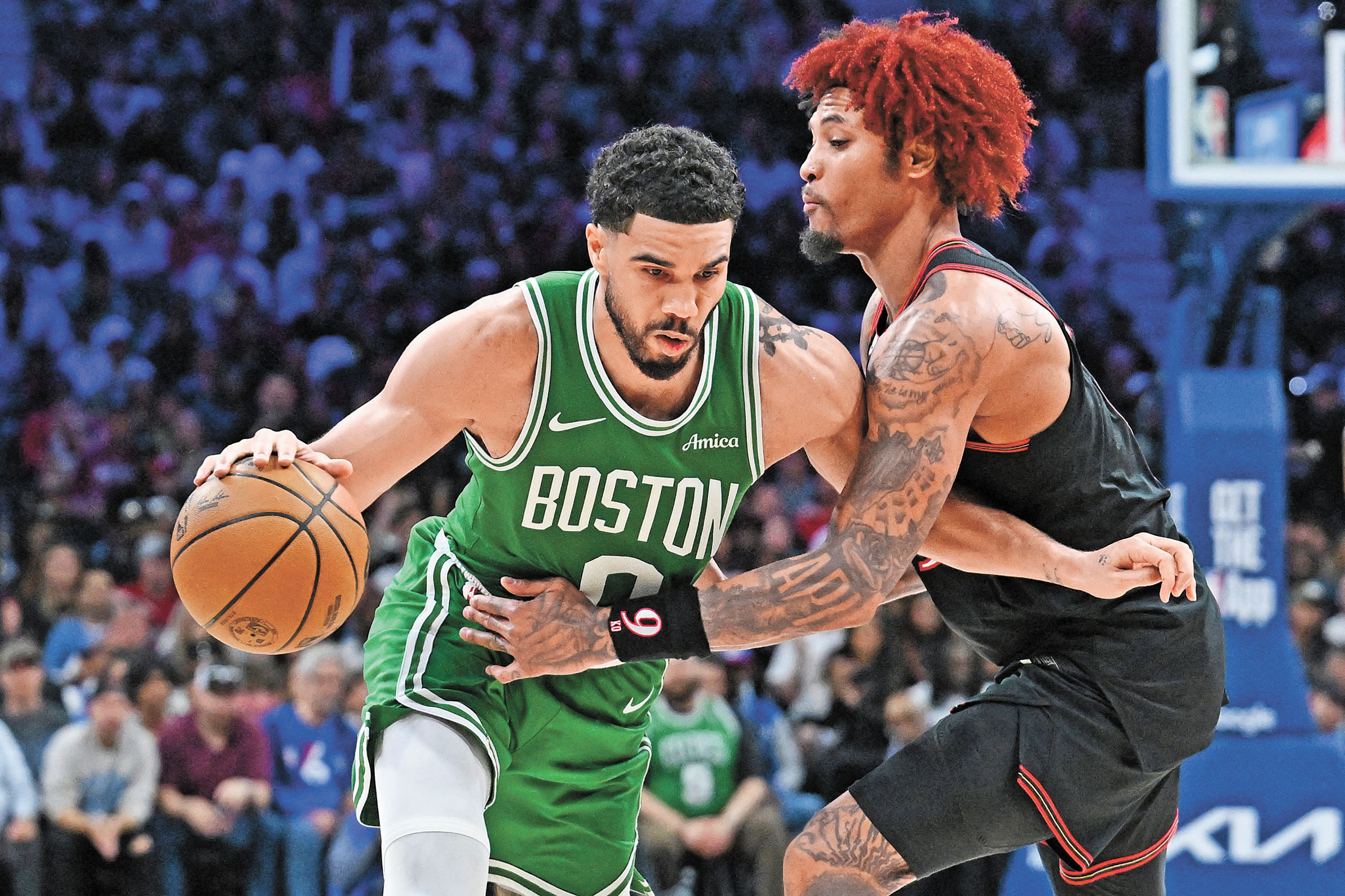 76人的歐布雷（右）防守塔圖姆有點力不從心。路透社