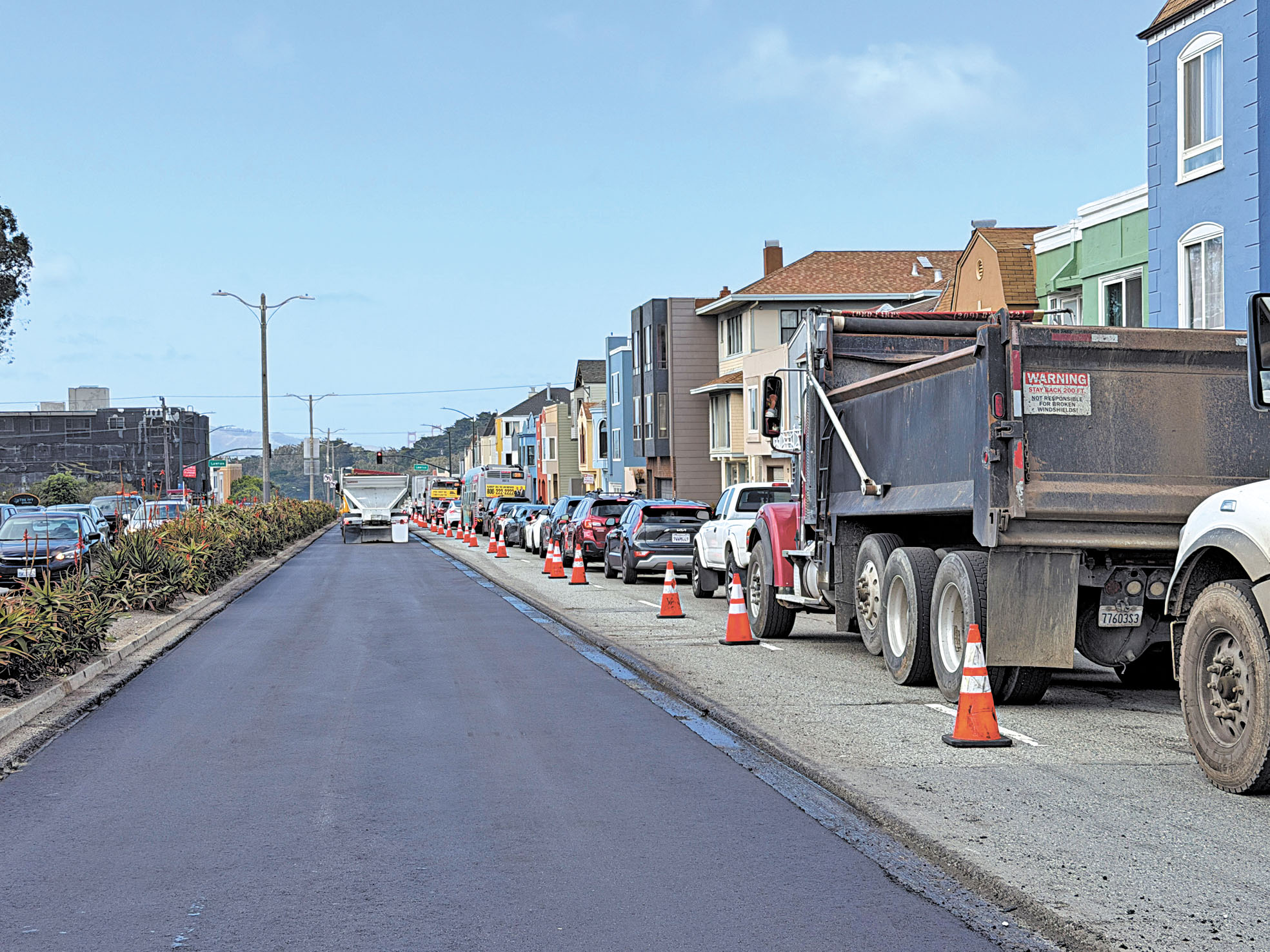 車道封閉導致車行緩慢。記者蘇婕雅攝