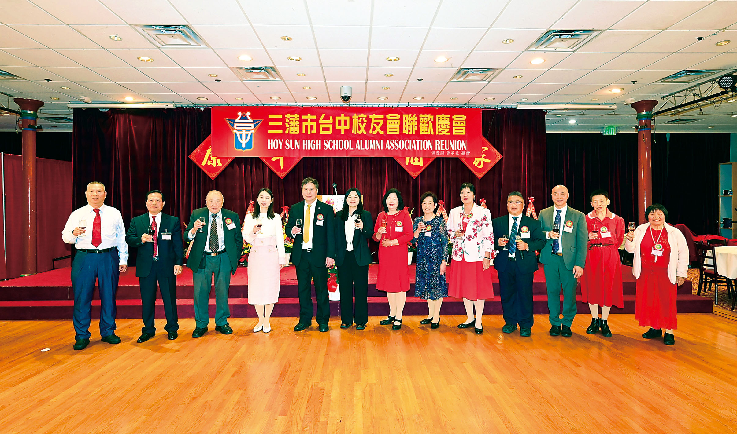 中領館官員與台中校友會首長共同舉杯祝酒。馬紅兵攝