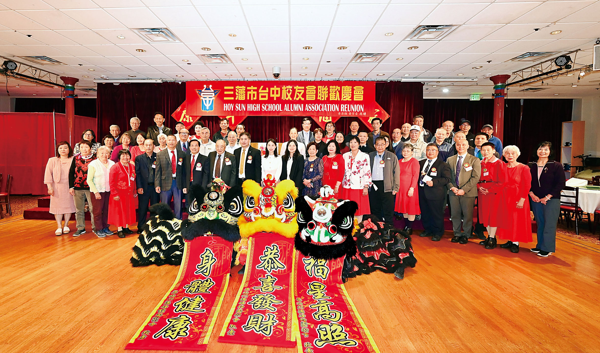 中領館官員與台中學校友會正副會長、顧問及全體校友合影。馬紅兵攝