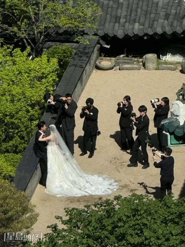 澤演與太太在酒店內的傳統韓式庭園拍攝婚紗照。（微博圖片）