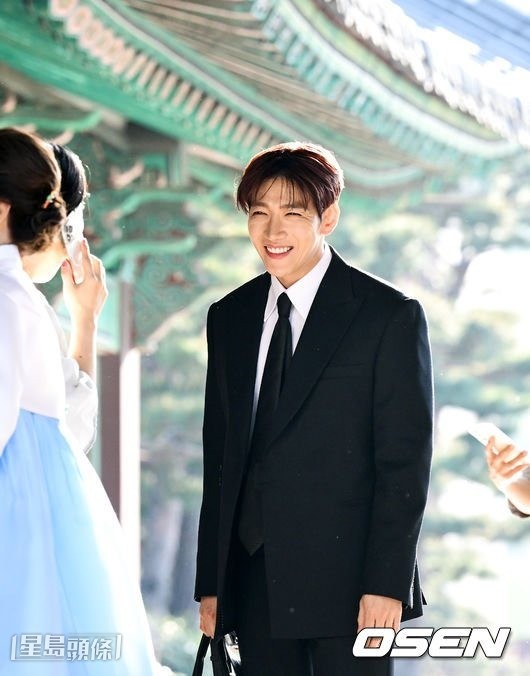 2PM成員Jun.K滿臉笑容到場，恭賀隊友澤演結婚。