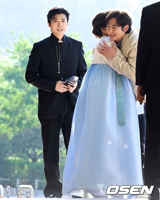 張祐榮和Nichkhun抵達後，隨即向澤演的母親玉媽媽道賀。