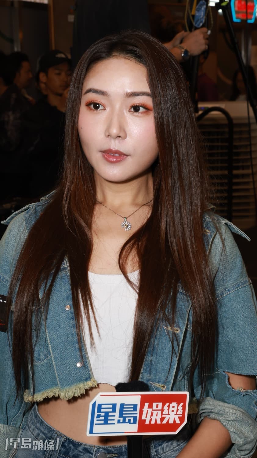 戴祖儀透露因勤練普拉提及工作忙碌，腹肌線條進步神速，更練出少許人魚線，故特意穿上露腰裝展現成果。