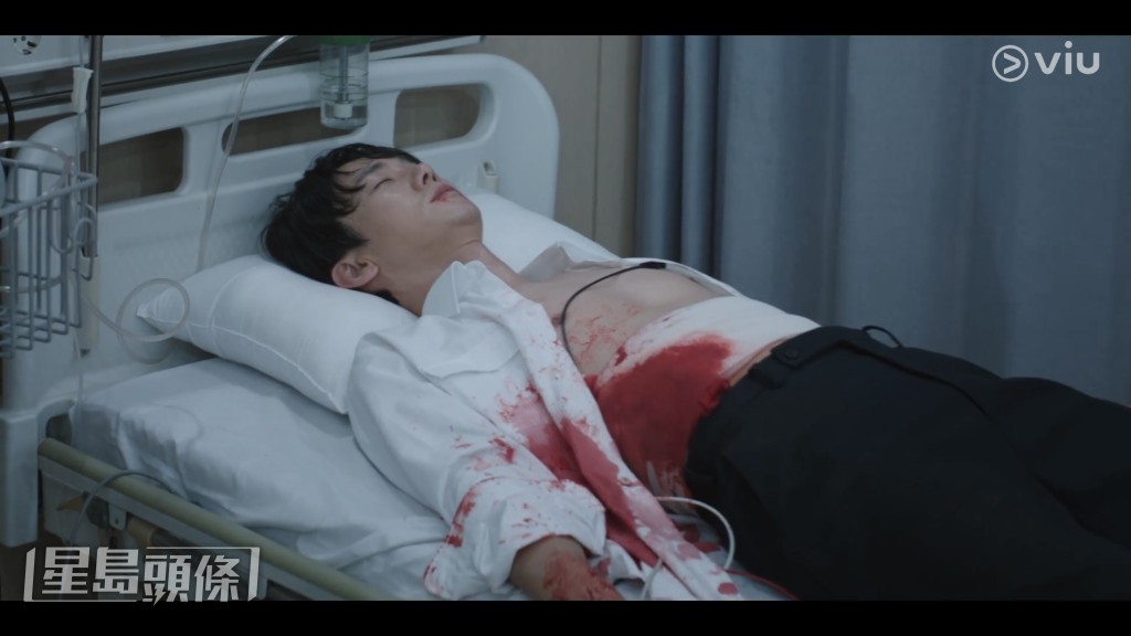 申二朗（柳演錫飾）中槍受傷，情況危急。