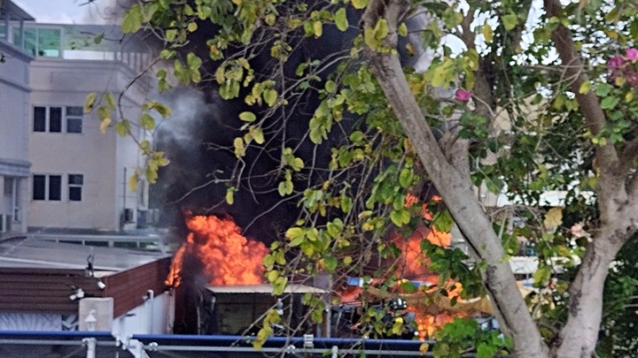八鄉上村村屋火警 現場曾傳爆炸聲 消防到場灌救無人傷