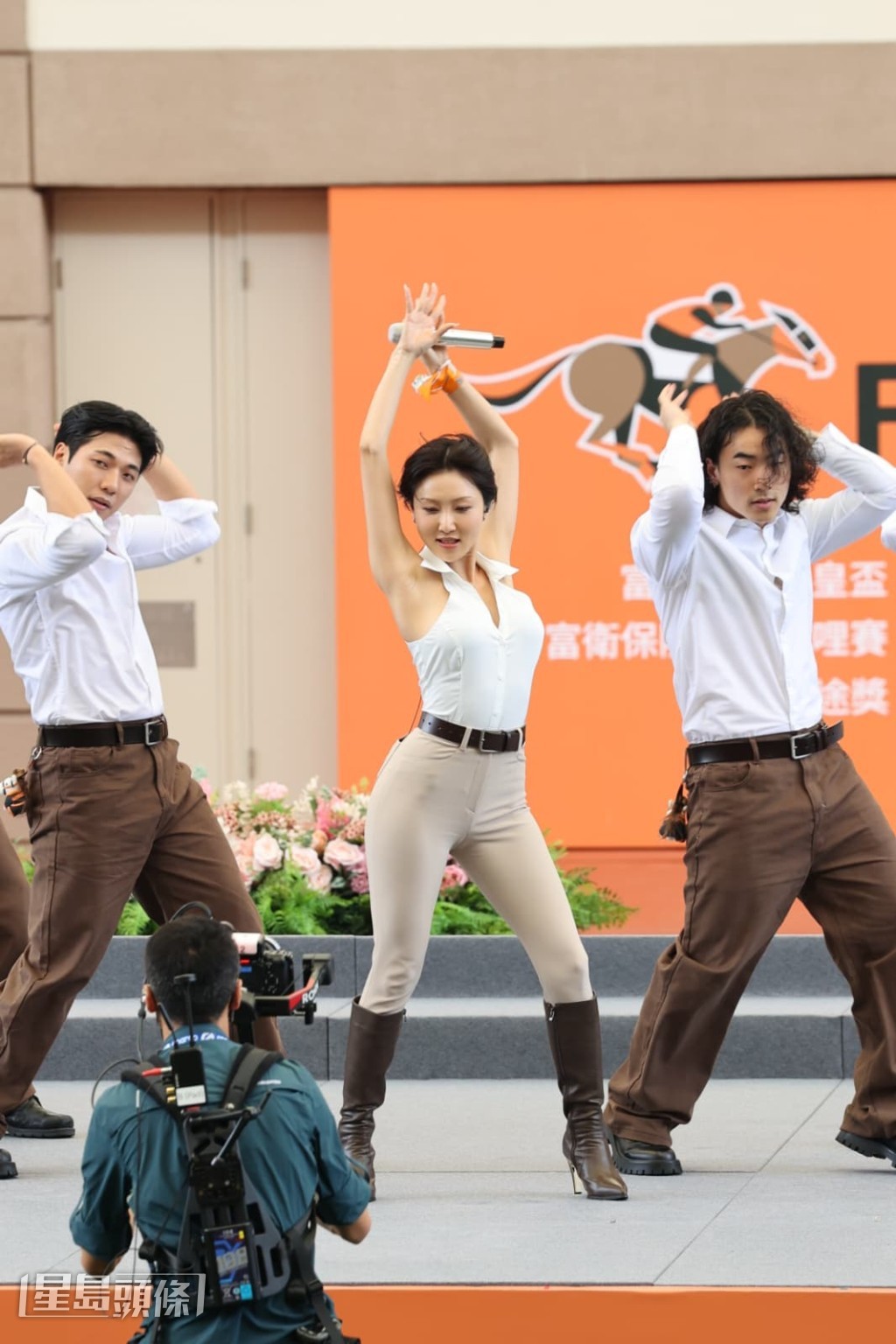 華莎在台上獻唱了三首歌曲。